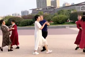 双人舞《星夜离别》广场舞大爷大妈学跳交谊舞。跳得不好请指教视频封面