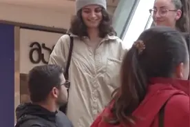 国外小哥电梯上一直盯着美女看，美女都不好意思了 #搞笑老外视频封面