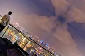 坐在阳台，抽烟VS抽风图片
