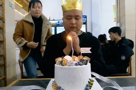 阿董31岁生日很简单，6寸小蛋糕外加蹄花鸡，小团队随便打发一下视频封面