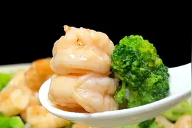 虾仁加上西兰花，简单炒一炒，清淡营养又美味，我家孩子最爱吃视频封面