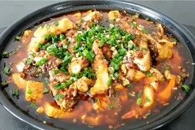 女厨师教你豆腐鱼的家常做法，步骤详细，香辣入味连汤汁都不剩视频封面