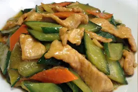 厨师长教你黄瓜炒肉片的家常做法，步骤详细，爽脆滑嫩下酒又下饭