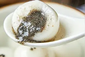 分享手工秘制的汤圆，个个流心，黑芝麻果仁馅汤圆做法正宗又简单视频封面