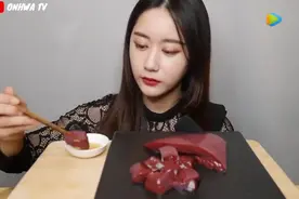 生猛：韩国美女吃肝脏刺身！视频封面