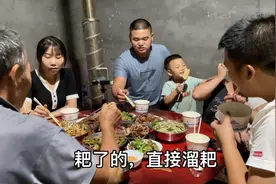 一盆腊肉香肠加猪脚杆，小二用铁罐炖了一下午，方法简单又巴适！视频封面