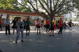 小区里大伙在跳广场舞，有人穿短袖有人穿棉袄，这就是广东的冬天视频封面