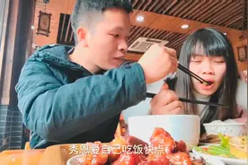 41岁小伙和女友在餐馆吃饭秀恩爱，最后一个举动说出背后的辛酸视频封面