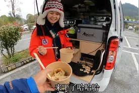 单身美女卖掉房子以车为家四处流浪，经历凄惨心中依然充满阳光视频封面