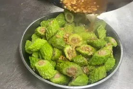 广东大厨原来是这样酿苦瓜的，肉香四溢败火开胃，全家老都喜欢吃