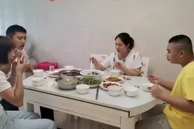 大姐和姐夫到泸州办事情，飞哥亲自下厨，饭后勤快的大姐洗碗收拾视频封面