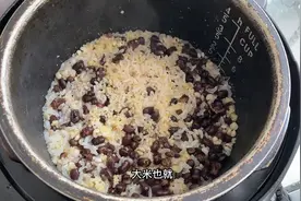 非常适合糖尿病人吃的杂粮饭，又软又香，看看都是什么杂粮。视频封面