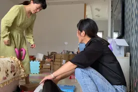 老妹买一件同款西装送姐姐，佩佩一穿太合身了，俩姐妹成双胞胎了视频封面