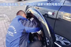 谁知道，道奇酷威车的电瓶在哪？简直神一样的设计，原来电瓶在这视频封面
