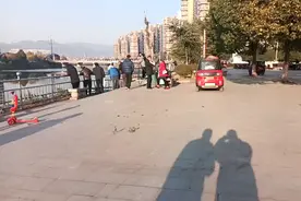 流浪单亲母亲 带着小宝贝 公园里面晒太阳。视频封面