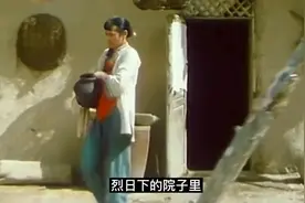 女人逃荒，本以为遇到好心人，谁知道沦为兄弟两人老婆视频封面