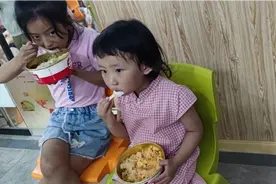 姐姐对妹妹的照顾从胎教开始，姐姐讲故事的声音引起妹妹异常胎动视频封面