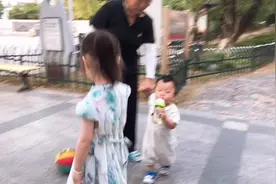 小姐姐嫌弃的小眼神😀😀，傲娇高冷范还是我家豆宝视频封面