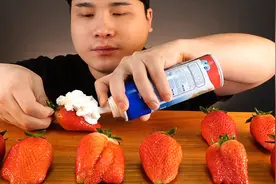 Donkey 弟弟：草莓配酸奶#食音咀嚼声#美食#视频封面