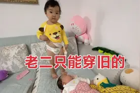 给妹妹买了新衣服 姐姐把自己的旧衣服给妹妹 她穿新的 太精了吧视频封面