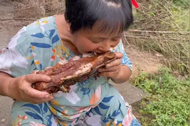 美丽的啤酒婶啃大骨头肉，就像饿虎扑食，一口接一口，太饿了视频封面