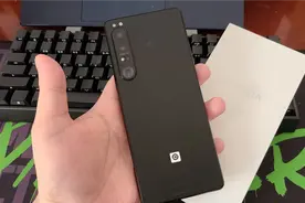 索尼Xperia 1 IV，微单手机，4K分辨率+120hz高刷21比9直屏