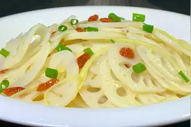夏天要多吃莲藕，教你清炒莲藕的家常做法，鲜香脆爽，开胃又下饭视频封面