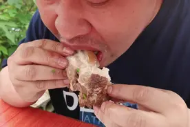 农村大叔教你怎么做猪蹄肥而不腻，简单又好吃！视频封面