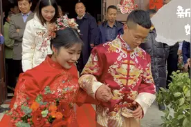 湖北农村新娘出嫁为什么要一个哥哥背出门一个哥哥打伞欢迎留言哦视频封面