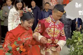 湖北农村新娘出嫁为什么要一个哥哥背出门一个哥哥打伞欢迎留言哦视频封面