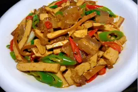炒香干豆腐，直接下锅炒就错了，教你饭店不外传技巧，鲜嫩又下饭视频封面