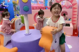 90后爸爸带三个女儿去游乐园，完全乱套了都不听指挥，爸爸好尴尬视频封面