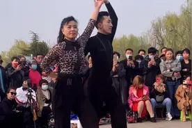 果果第一次带65岁妈妈来唐山演出心情大好，母子共舞非常精彩！视频封面