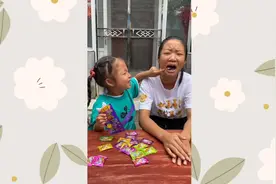 帮忙打开棉花糖偷吃点，哎呀！被发现了视频封面