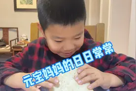 给老母亲拔头发创收，母慈子孝变鸡飞狗跳