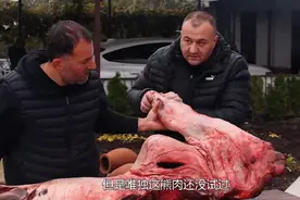 战斗民族吃熊肉，切开后颜色红润似宝石，忙活4小时，看着都口水