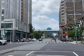 台灣大學宿舍之一，男女生同棟不同門，暑假也有人住喔视频封面