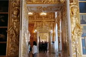 这座宫殿里，祖母和孙儿两代沙皇的画像，静静俯视着俄罗斯视频封面