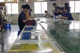 小玉在广东纸品厂工作,看似很轻松的活,实际干了一天也挺累,加油视频封面