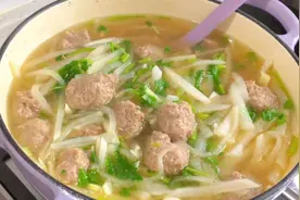萝卜肉丸子汤的家常做法，肉丸鲜嫩不松散，汤鲜味美，清淡不油腻视频封面