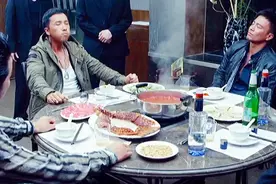 甄子丹吃戏：喝火锅红汤加白酒，直呼爽，吃大排档喝啤酒，看饿了视频封面