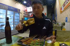 伟元收到女粉丝寄的衣服开心穿上去吃烧烤，第一次女孩给我买衣服视频封面