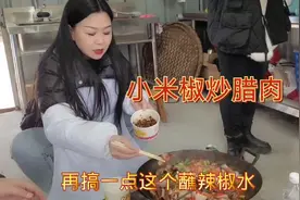 小米椒炒腊肉真香，马东梅一块接着一块往嘴里塞，孩子们更喜欢吃