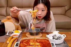 今天的菜单是韩国最有名的炒年糕糕。
近推出了冷冻食品,所以就买视频封面