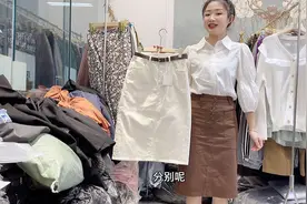 2021秋季流行的半裙穿搭！咖色半裙搭配白色毛衣时尚气质还显瘦视频封面