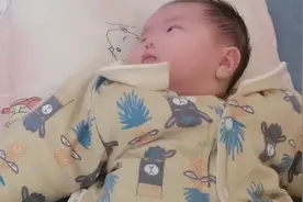 小宝贝，竟然在看电视，太可爱了吧，成精了。哈哈哈哈视频封面