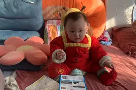 小甜甜现在长大了，自己吃东西有模有样的，吃完了过来找妈妈抱抱视频封面