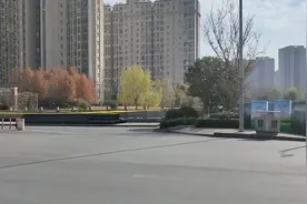 苏州街景  郭新东路 地铁站和楼房都很密集视频封面
