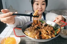 鱼这么炖太下饭了，里面的配菜才是主角，一家人做这一锅，可香了视频封面