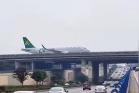 飞机也过立交桥，成都双流机场飞机在立交桥上跑画面非常震撼视频封面